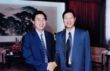 2003年廣東省省長黃華華會見廣東省政協常委、時富集團 董事長朱正賢先生