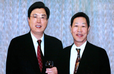 2004年中共中央政治委員、廣東省委書記張德江會見廣東 省政協常委、時富集團董事長朱正賢先生