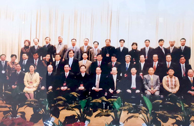統戰部副部長梁金泉與政協港區委員合照.廣東省政協常委、 東莞時富花園董事長朱正賢(前排左八)副董事長朱穎恒(后 排左九)