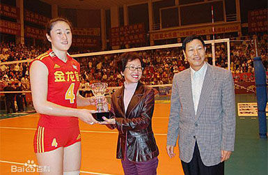 時富集團董事長朱正賢先生夫人為中國女排頒發紀念獎